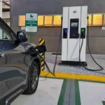 carro elétrico recebe recarga em eletroposto de corrente contínua