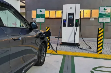 carro elétrico recebe recarga em eletroposto de corrente contínua