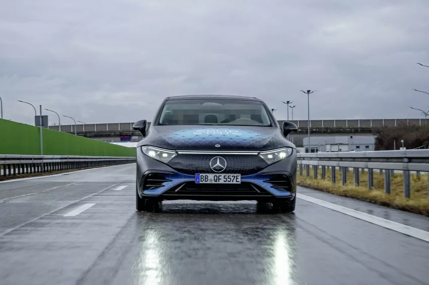 Visão frontal do Mercedes-Benz equipado com bateria de estado sólido