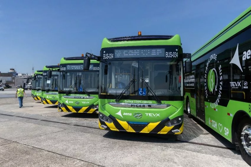 Detalhes dos ônibus elétricos pintados em verde