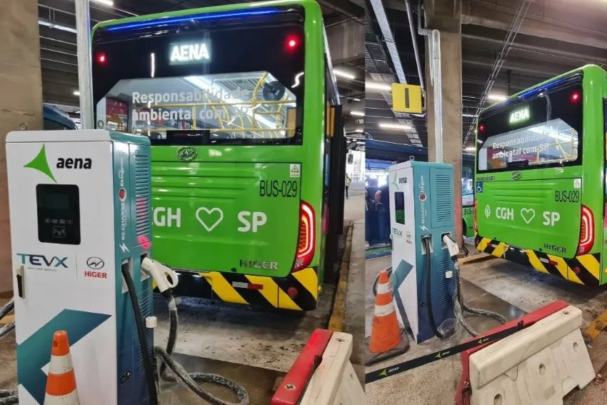 ônibus elétricos são vistos durante recarga