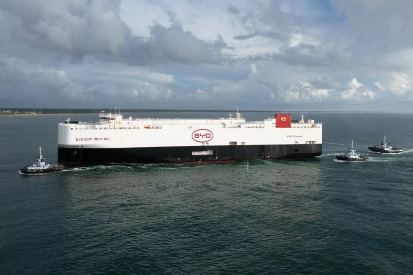 Navio da BYD recebe apoio durante aproximação de porto