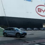 Após chegada de navio da BYD, Anfavea cobra imposto para VEs
