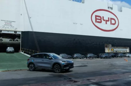 Carro da BYD desembarca de navio