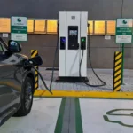 Carro elétrico recebe recarga em eletroposto da WEG