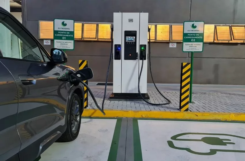 Carro elétrico recebe recarga em eletroposto da WEG