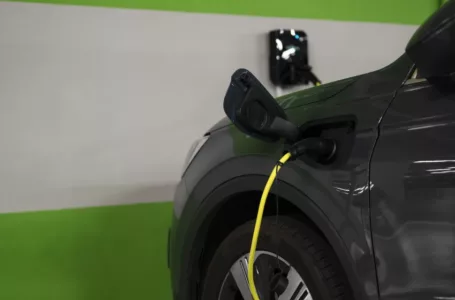 Carro elétrico recebe recarga em estacionamento de condomínio