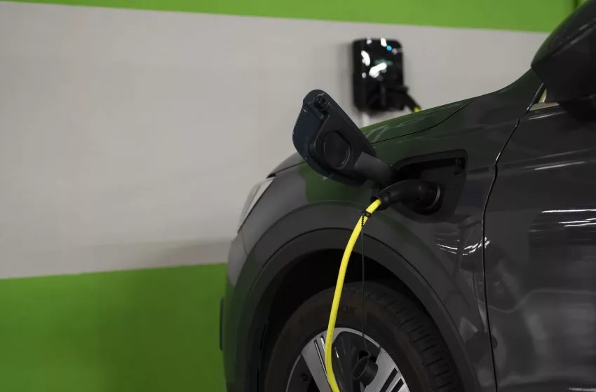 Carro elétrico recebe recarga em estacionamento de condomínio