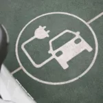 Imagem mostra o ícone de recarga de veículos elétricos pintado em chão de estacionamento