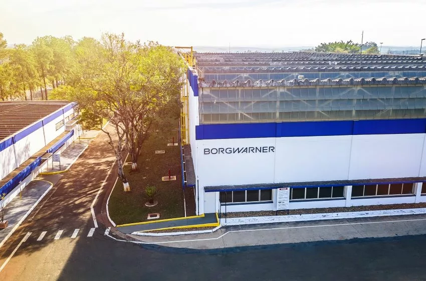 Vista aérea da fachada do prédio da BorgWarner em Piracicaba