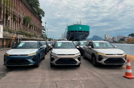 Imagem mostra primeiras unidades do Captiva EV em desembarque em porto brasileiro