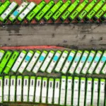 Vista aérea mostra ônibus estacionados lado a lado