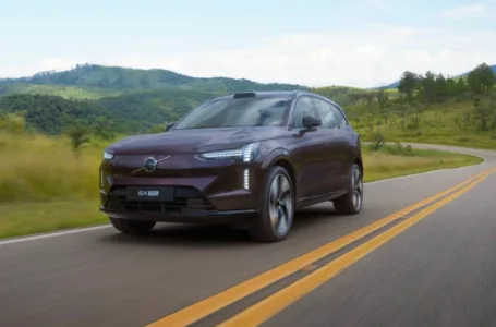 Volvo EX90 é visto em rodovia