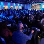 Público acompanha painel de discussão em evento