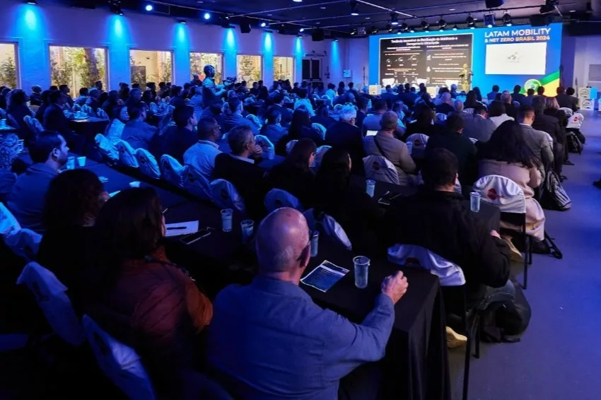 Público acompanha painel de discussão em evento