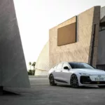 Audi A6 Sportback e-tron em frente a construção