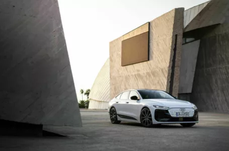 Audi A6 Sportback e-tron em frente a construção
