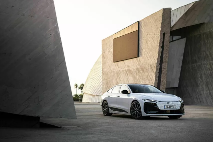 Audi A6 Sportback e-tron em frente a construção