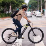 Ciclista pedala bike elétrica em trecho urbano