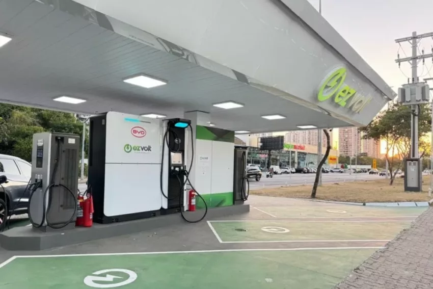 Estação de recarga da BYD dentro do eletroposto da EZVolt