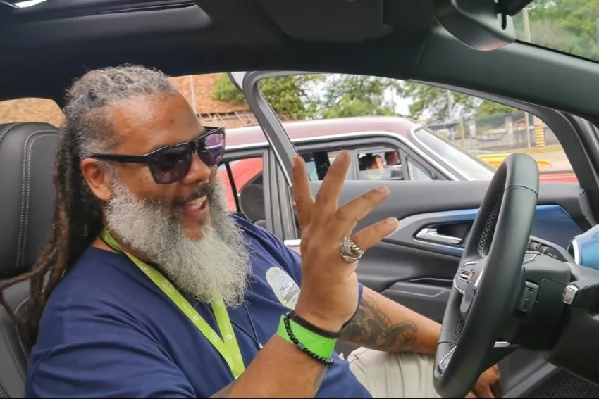 Michel Aguiar é um homem de barba grande e está no banco do motorista do Equinox