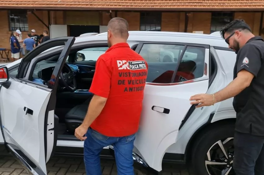 Vistoriadores observam parte interna do Equinox EV