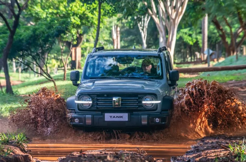 GWM Tank 300 passa por área alagada