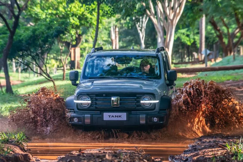 GWM Tank 300 passa por área alagada