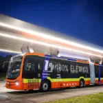 Ônibus biarticulado da Volvo tem cor vermelha com os dizeres 100% elétrico