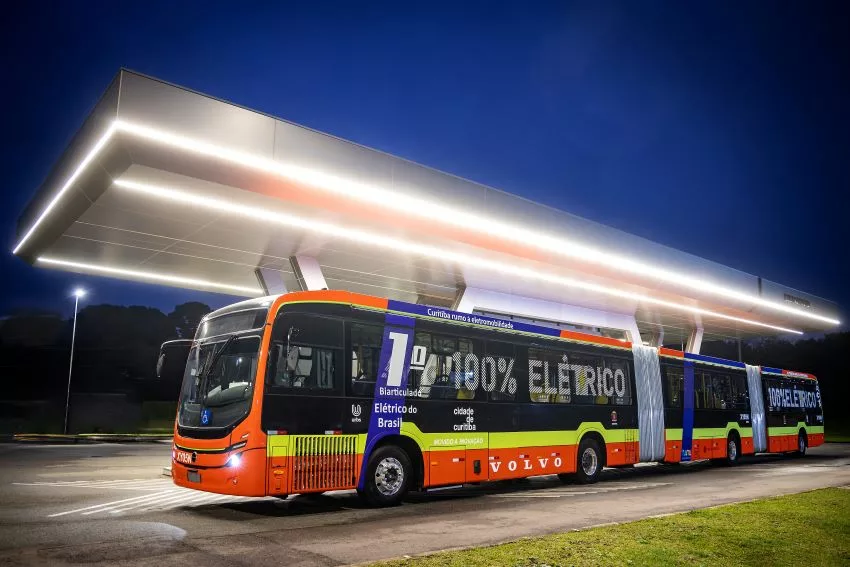Ônibus biarticulado da Volvo tem cor vermelha com os dizeres 100% elétrico