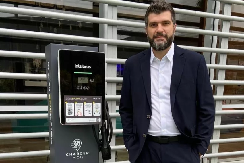 Renato Sodré posa para foto ao lado de estação de recarga