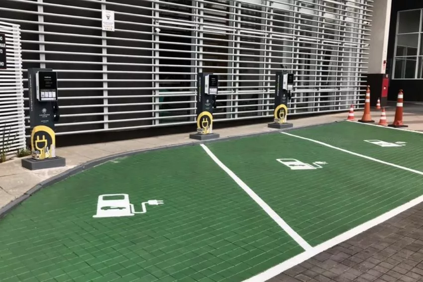 Vagas de recarga disponibilizadas em frente a hotel