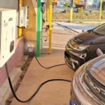 Carros elétricos estacionados em loja recebem recarga