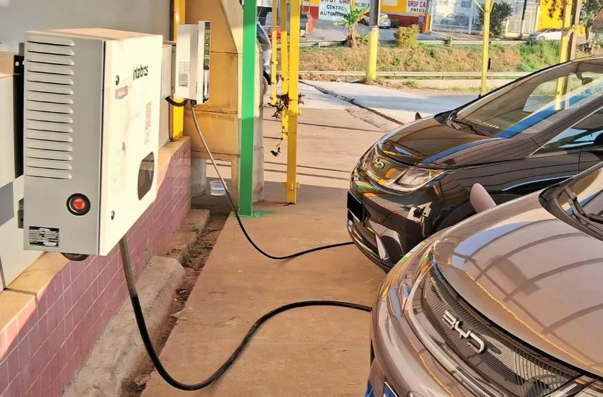 Carros elétricos estacionados em loja recebem recarga