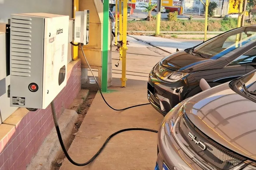 Carros elétricos estacionados em loja recebem recarga