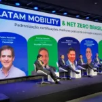 Executivos falam em palco durante evento