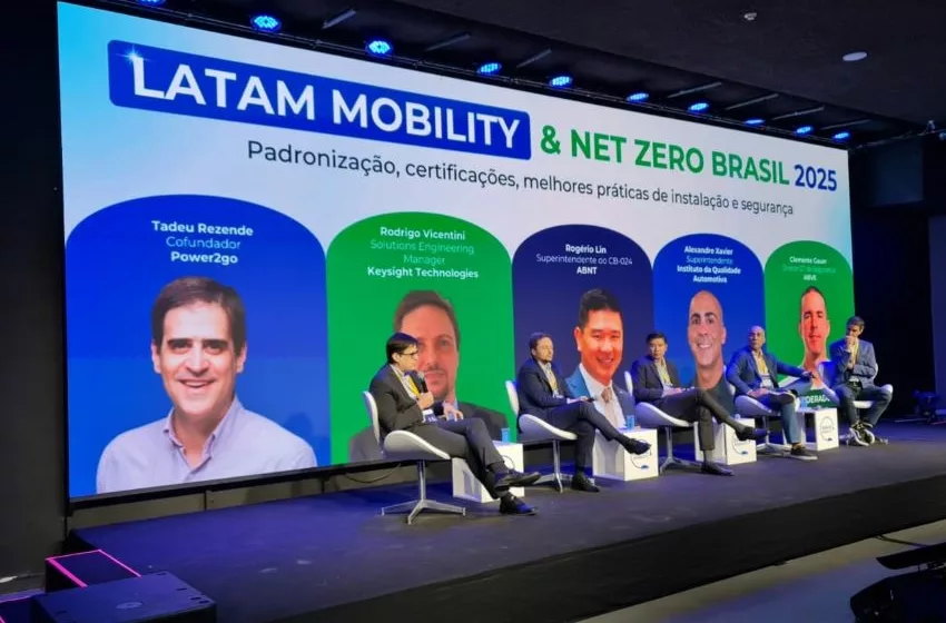 Executivos falam em palco durante evento