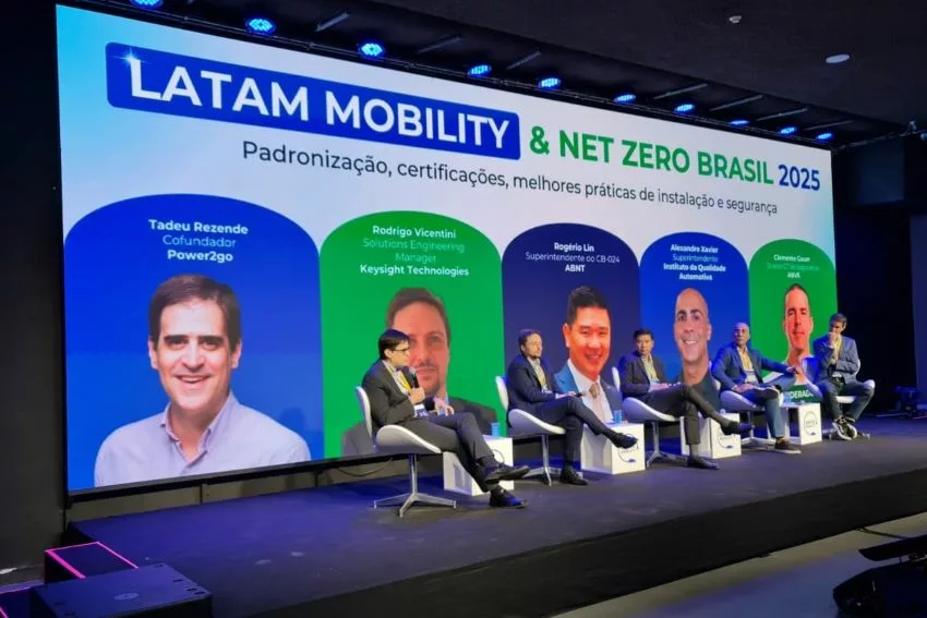 Executivos falam em palco durante evento
