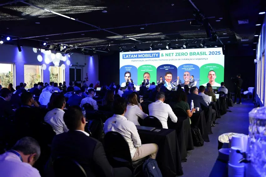 Público acompanha painel de discussão