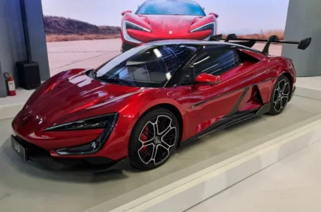 YangWang U9 vermelho é visto em área da BYD