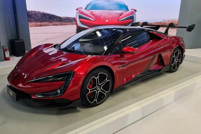 YangWang U9 vermelho é visto em área da BYD