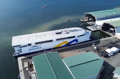 Imagem da balsa elétrica Utility Rol-Pax navegando