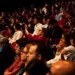 Pessoas acompanham palestras do Energy Summit