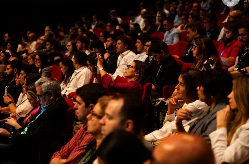 Pessoas acompanham palestras do Energy Summit
