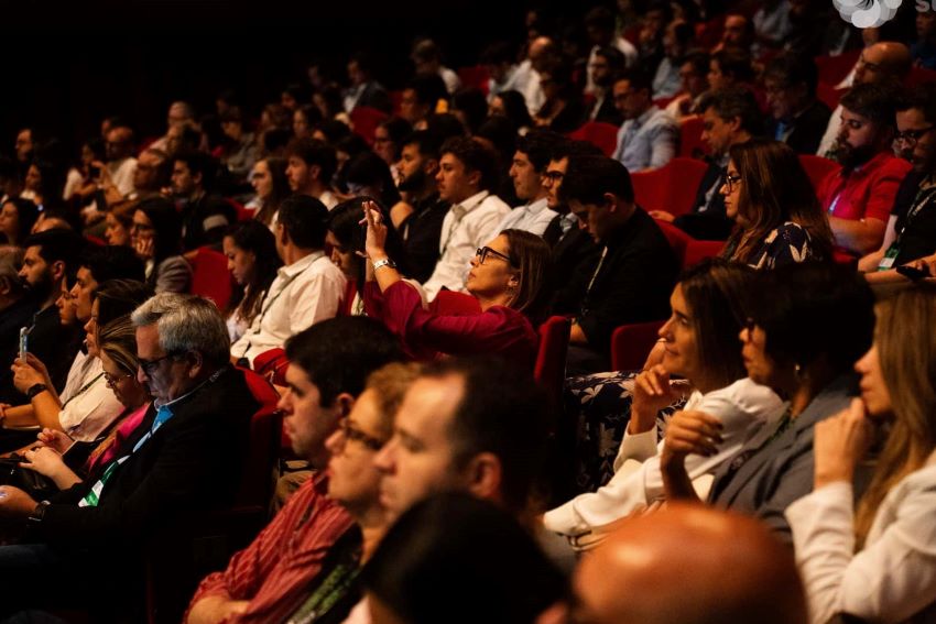 Pessoas acompanham palestras do Energy Summit