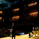 Palestrantes falam para plateia durante evento