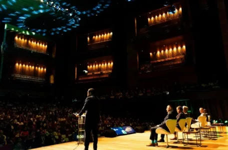 Palestrantes falam para plateia durante evento