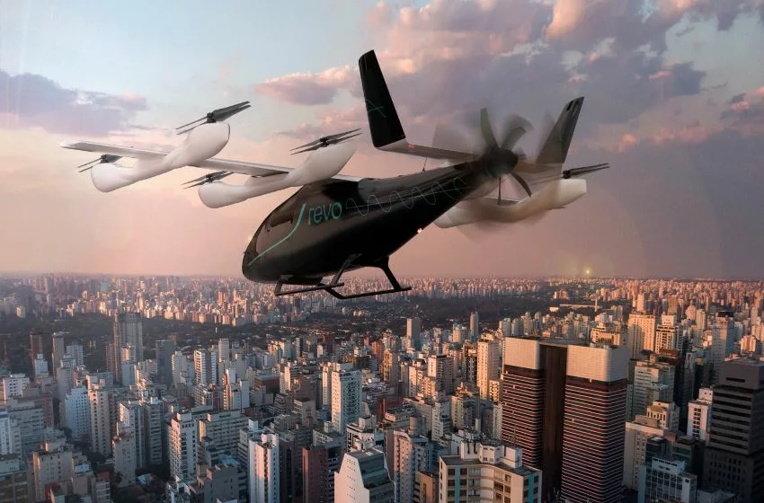 Modelo de Aeronave elétrica REVO sobrevoando o céu