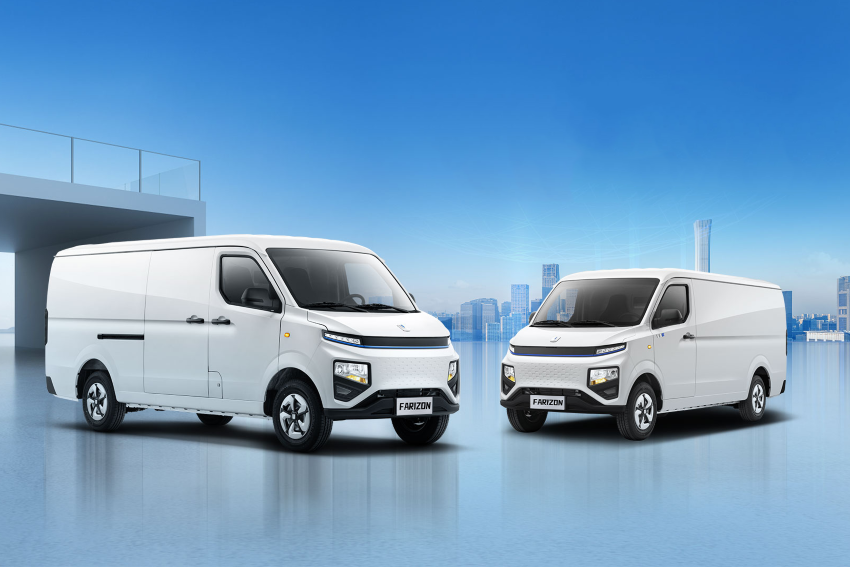Duas vans elétricas Farizon V6E na cor branca de frente uma a outra em um fundo azul