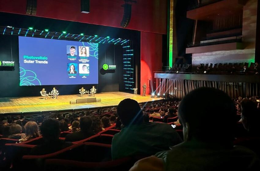 Plateia no evento Energy Summit assistindo a uma das palestras